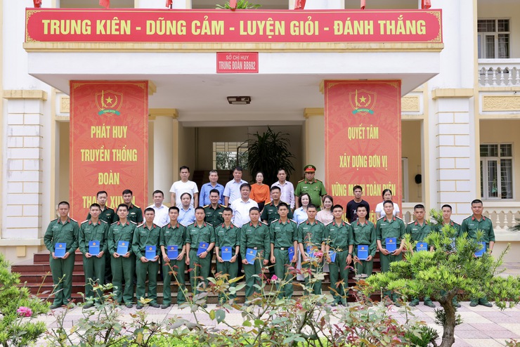 Đoàn công tác xã Thư Lâm thăm, động viên các chiến sĩ mới đang huấn luyện tại Trung đoàn 692, Sư đoàn Bộ binh 301, Bộ Tư lệnh Thủ đô Hà Nội- Ảnh 10.
