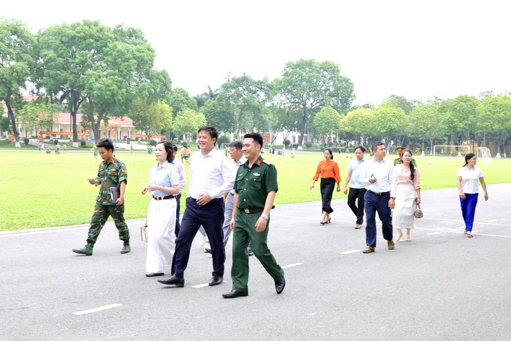Đoàn công tác xã Thư Lâm thăm, động viên các chiến sĩ mới đang huấn luyện tại Trung đoàn 692, Sư đoàn Bộ binh 301, Bộ Tư lệnh Thủ đô Hà Nội- Ảnh 11.