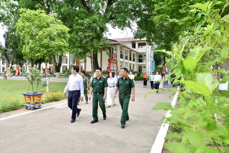 Đoàn công tác xã Thư Lâm thăm, động viên các chiến sĩ mới đang huấn luyện tại Trung đoàn 692, Sư đoàn Bộ binh 301, Bộ Tư lệnh Thủ đô Hà Nội- Ảnh 12.