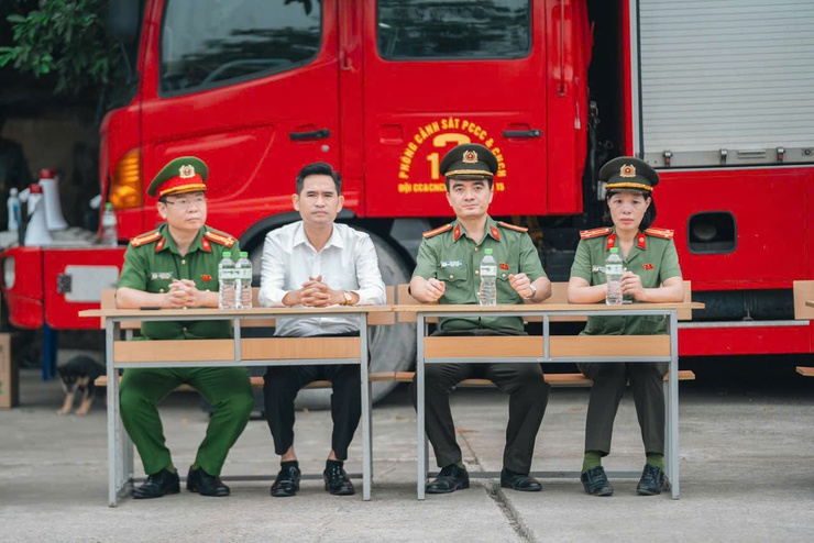 Đoàn công tác xã Thư Lâm thăm, động viên các chiến sĩ thực hiện nghĩa vụ tham gia Công an nhân dân tại Trung tâm Huấn luyện và Bồi dưỡng nghiệp vụ (phường Kiến Hưng, thành phố Hà Nội)- Ảnh 2.
