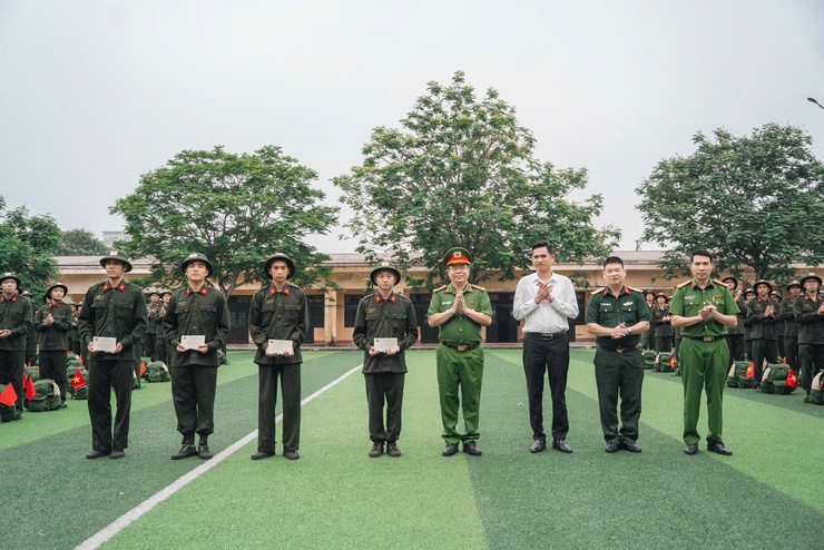 Đoàn công tác xã Thư Lâm thăm, động viên các chiến sĩ thực hiện nghĩa vụ tham gia Công an nhân dân tại Trung tâm Huấn luyện và Bồi dưỡng nghiệp vụ (phường Kiến Hưng, thành phố Hà Nội)- Ảnh 8.