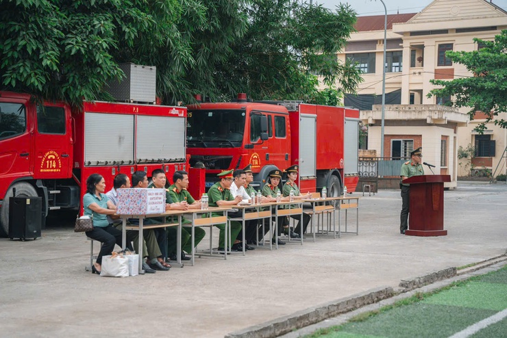 Đoàn công tác xã Thư Lâm thăm, động viên các chiến sĩ thực hiện nghĩa vụ tham gia Công an nhân dân tại Trung tâm Huấn luyện và Bồi dưỡng nghiệp vụ (phường Kiến Hưng, thành phố Hà Nội)- Ảnh 5.