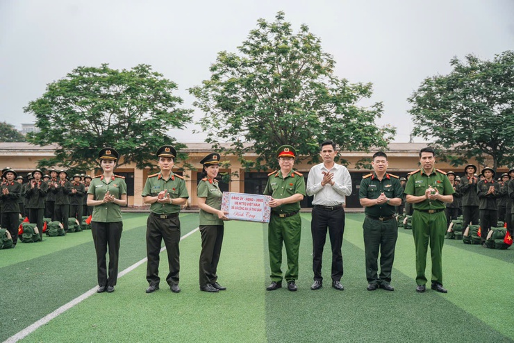 Đoàn công tác xã Thư Lâm thăm, động viên các chiến sĩ thực hiện nghĩa vụ tham gia Công an nhân dân tại Trung tâm Huấn luyện và Bồi dưỡng nghiệp vụ (phường Kiến Hưng, thành phố Hà Nội)- Ảnh 7.
