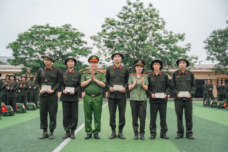 Đoàn công tác xã Thư Lâm thăm, động viên các chiến sĩ thực hiện nghĩa vụ tham gia Công an nhân dân tại Trung tâm Huấn luyện và Bồi dưỡng nghiệp vụ (phường Kiến Hưng, thành phố Hà Nội)- Ảnh 9.