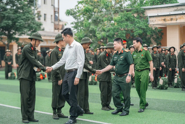 Đoàn công tác xã Thư Lâm thăm, động viên các chiến sĩ thực hiện nghĩa vụ tham gia Công an nhân dân tại Trung tâm Huấn luyện và Bồi dưỡng nghiệp vụ (phường Kiến Hưng, thành phố Hà Nội)- Ảnh 10.