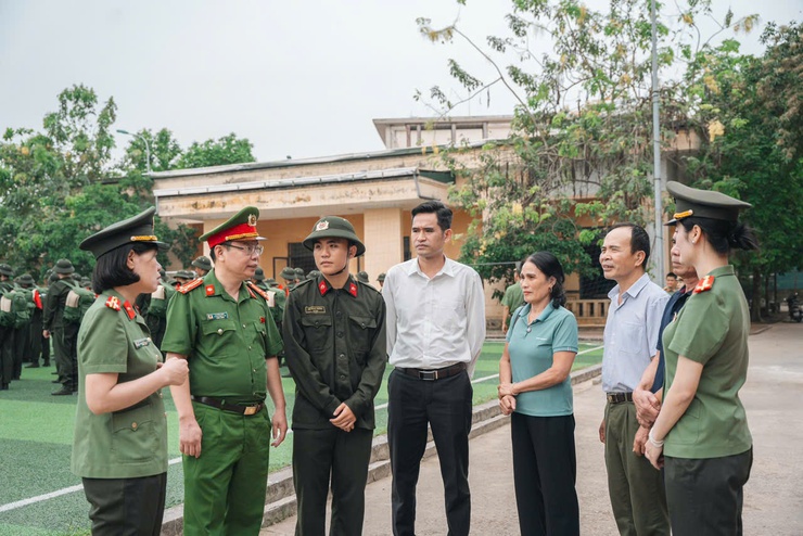 Đoàn công tác xã Thư Lâm thăm, động viên các chiến sĩ thực hiện nghĩa vụ tham gia Công an nhân dân tại Trung tâm Huấn luyện và Bồi dưỡng nghiệp vụ (phường Kiến Hưng, thành phố Hà Nội)- Ảnh 11.