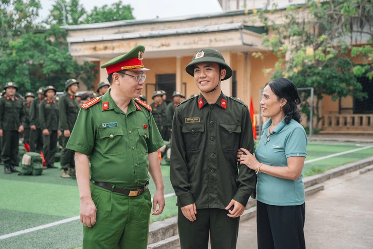 Đoàn công tác xã Thư Lâm thăm, động viên các chiến sĩ thực hiện nghĩa vụ tham gia Công an nhân dân tại Trung tâm Huấn luyện và Bồi dưỡng nghiệp vụ (phường Kiến Hưng, thành phố Hà Nội)- Ảnh 12.