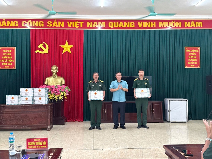 Lãnh đạo phường Xuân Đỉnh thăm hỏi, động viên tân binh nhập ngũ năm 2026- Ảnh 3.