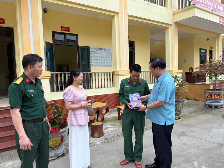 Lãnh đạo phường Xuân Đỉnh thăm hỏi, động viên tân binh nhập ngũ năm 2026- Ảnh 1.