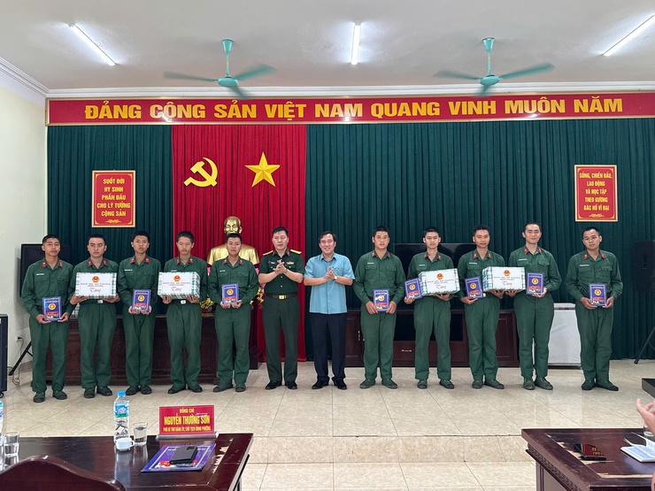 Lãnh đạo phường Xuân Đỉnh thăm hỏi, động viên tân binh nhập ngũ năm 2026- Ảnh 4.