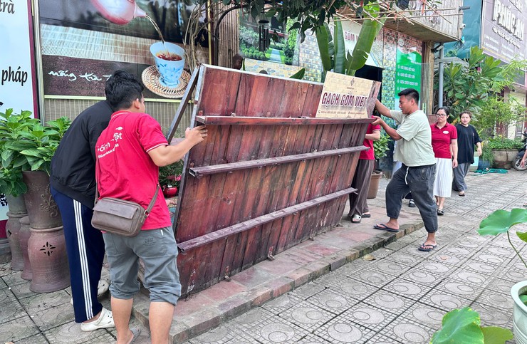 Xã Bát Tràng ra quân giải tỏa vi phạm trật tự đô thị, vệ sinh môi trường tại Cụm sản xuất làng nghề tập trung và các tuyến đường- Ảnh 7.