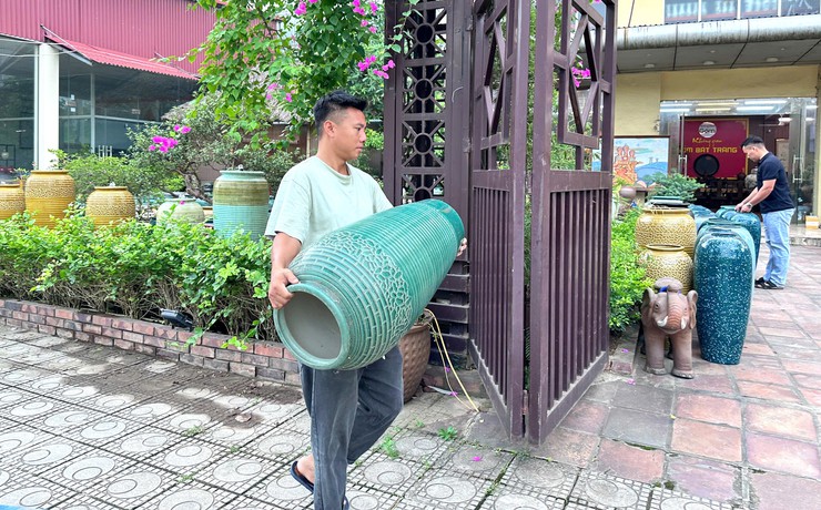Xã Bát Tràng ra quân giải tỏa vi phạm trật tự đô thị, vệ sinh môi trường tại Cụm sản xuất làng nghề tập trung và các tuyến đường- Ảnh 6.