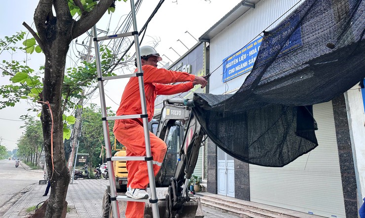 Xã Bát Tràng ra quân giải tỏa vi phạm trật tự đô thị, vệ sinh môi trường tại Cụm sản xuất làng nghề tập trung và các tuyến đường- Ảnh 3.