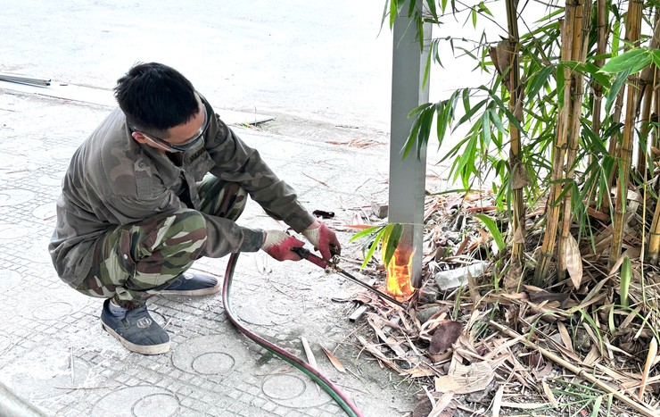 Xã Bát Tràng ra quân giải tỏa vi phạm trật tự đô thị, vệ sinh môi trường tại Cụm sản xuất làng nghề tập trung và các tuyến đường- Ảnh 4.