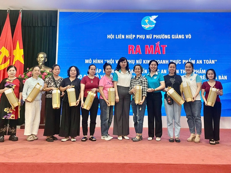 Hội LHPN phường: Tập huấn kiến thức An toàn thực phẩm và ra mắt mô hình "Hội viên phụ nữ kinh doanh an toàn"

- Ảnh 3.