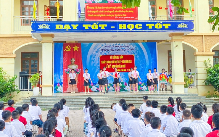 Trường Tiểu học Nguyễn Trãi tổ chức kỷ niệm 85 năm Ngày thành lập Đội TNTP Hồ Chí Minh và kết nạp đội viên mới- Ảnh 3.