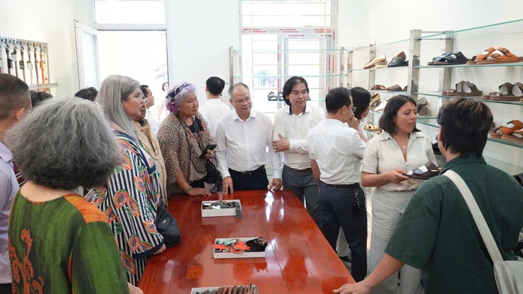 Đoàn Hội đồng Thủ công Thế giới tham quan xã Phượng Dực: Cơ hội lan tỏa giá trị làng nghề truyền thống Việt- Ảnh 3.