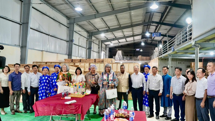 Đoàn Hội đồng Thủ công Thế giới tham quan xã Phượng Dực: Cơ hội lan tỏa giá trị làng nghề truyền thống Việt- Ảnh 1.