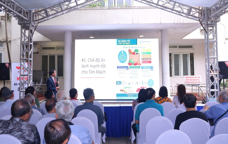 Phường Từ Liêm tổ chức khám, tư vấn sức khỏe miễn phí cho gia đình chính sách và nhân dân- Ảnh 2.