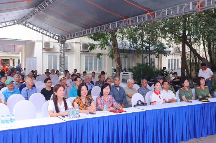 Phường Từ Liêm tổ chức khám, tư vấn sức khỏe miễn phí cho gia đình chính sách và nhân dân- Ảnh 1.