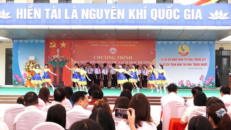 Ra mắt mô hình nước sạch học đường tại trường THCS Cao Viên xã Bình Minh- Ảnh 2.
