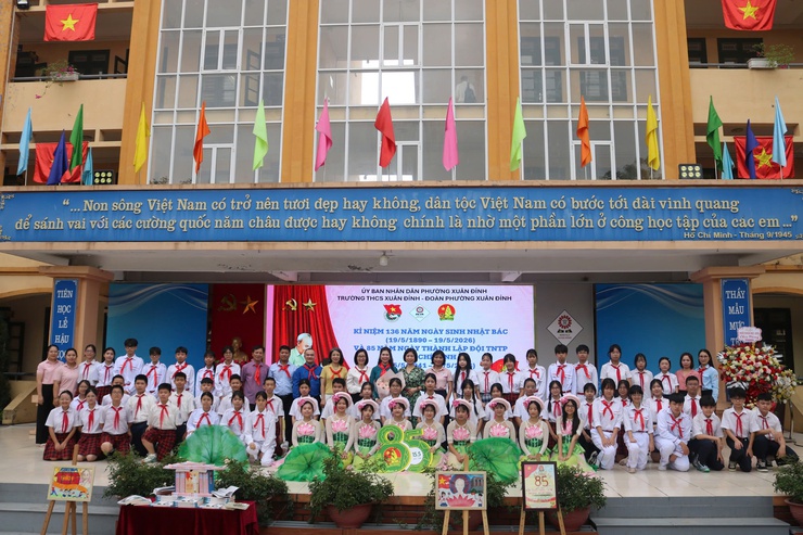 Xuân Đỉnh: Sôi nổi, ý nghĩa chương trình kỷ niệm 136 năm Ngày sinh Chủ tịch Hồ Chí Minh và 85 năm thành lập Đội TNTP Hồ Chí Minh- Ảnh 2.