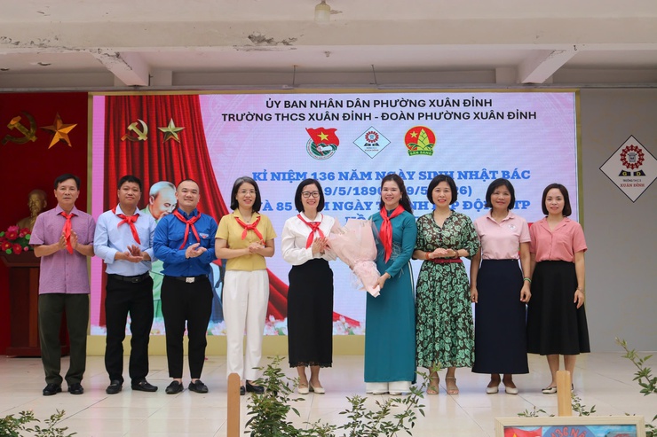 Xuân Đỉnh: Sôi nổi, ý nghĩa chương trình kỷ niệm 136 năm Ngày sinh Chủ tịch Hồ Chí Minh và 85 năm thành lập Đội TNTP Hồ Chí Minh- Ảnh 6.