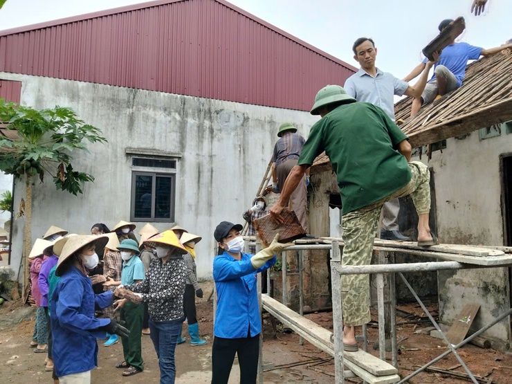 Ấm áp nghĩa tình tại thôn Tòng Lệnh 1: Chung tay giúp đỡ hội viên xây dựng nhà tình nghĩa- Ảnh 2.