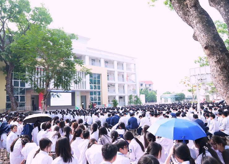 Công an xã Quang Minh đẩy mạnh tuyên truyền, giáo dục pháp luật về an toàn giao thông cho giáo viên, học sinh Trường THPT Mê Linh- Ảnh 4.