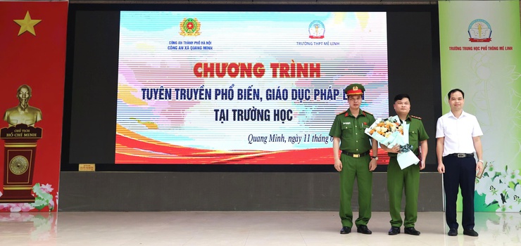 Công an xã Quang Minh đẩy mạnh tuyên truyền, giáo dục pháp luật về an toàn giao thông cho giáo viên, học sinh Trường THPT Mê Linh- Ảnh 3.