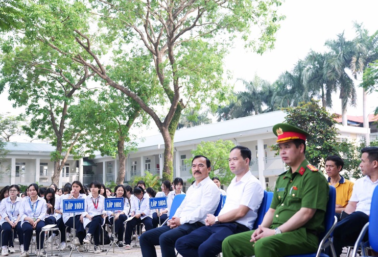 Công an xã Quang Minh đẩy mạnh tuyên truyền, giáo dục pháp luật về an toàn giao thông cho giáo viên, học sinh Trường THPT Mê Linh- Ảnh 2.