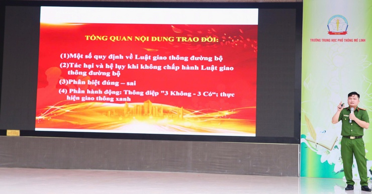 Công an xã Quang Minh đẩy mạnh tuyên truyền, giáo dục pháp luật về an toàn giao thông cho giáo viên, học sinh Trường THPT Mê Linh- Ảnh 1.