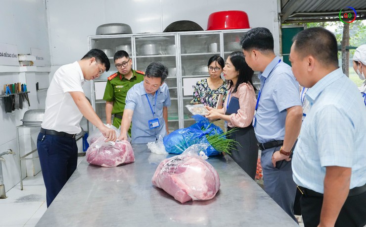 Kiểm tra đột xuất công tác bảo đảm an toàn thực phẩm tại bếp ăn bán trú Trường Tiểu học Sài Sơn A- Ảnh 1.