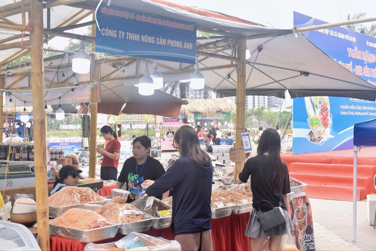 Sôi động “Tuần hàng Kinh tế tập thể - Đưa sản phẩm HTX đến người tiêu dùng Thủ đô năm 2026” tại Công viên Phùng Khoang- Ảnh 6.