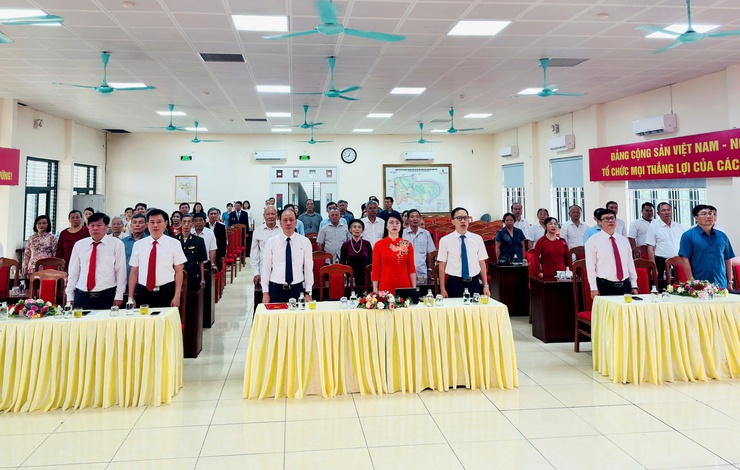 Nam Phù trang trọng trao Huy hiệu Đảng đợt 19/5: Khắc ghi cống hiến, lan toả niềm tin cách mạng- Ảnh 1.