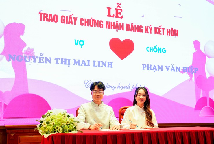 UBND XÃ QUỐC OAI TỔ CHỨC LỄ TRAO GIẤY CHỨNG NHẬN KẾT HÔN THEO MÔ HÌNH "CHÍNH QUYỀN THÂN THIỆN, PHỤC VỤ NHÂN DÂN"- Ảnh 1.