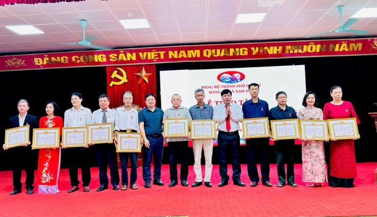 Nam Phù trang trọng trao Huy hiệu Đảng đợt 19/5: Khắc ghi cống hiến, lan toả niềm tin cách mạng- Ảnh 9.