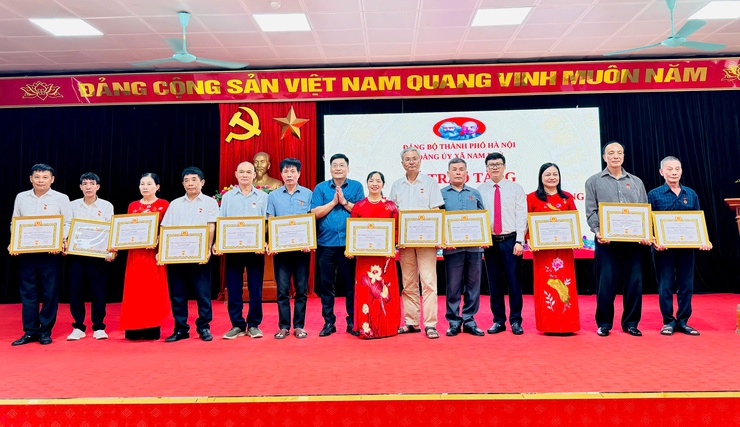 Nam Phù trang trọng trao Huy hiệu Đảng đợt 19/5: Khắc ghi cống hiến, lan toả niềm tin cách mạng- Ảnh 10.