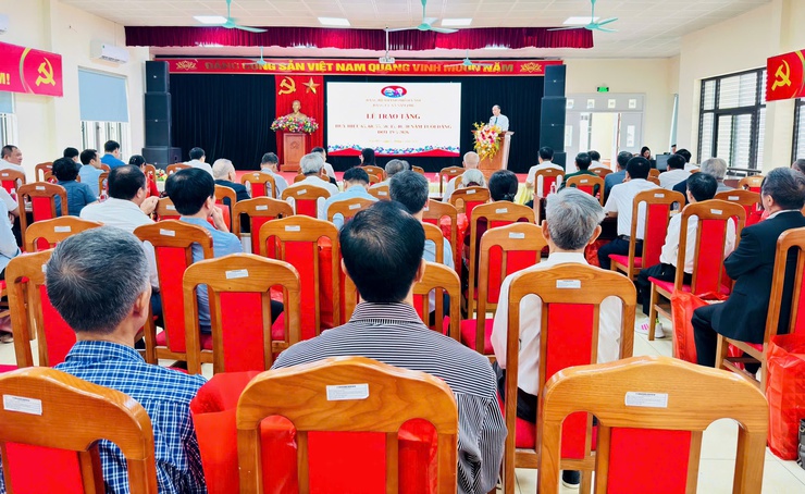 Nam Phù trang trọng trao Huy hiệu Đảng đợt 19/5: Khắc ghi cống hiến, lan toả niềm tin cách mạng- Ảnh 13.