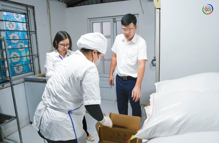 Kiểm tra đột xuất công tác bảo đảm an toàn thực phẩm tại bếp ăn bán trú Trường Tiểu học Sài Sơn A- Ảnh 2.