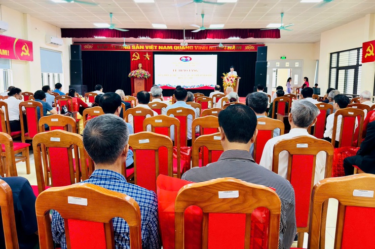 Nam Phù trang trọng trao Huy hiệu Đảng đợt 19/5: Khắc ghi cống hiến, lan toả niềm tin cách mạng- Ảnh 2.