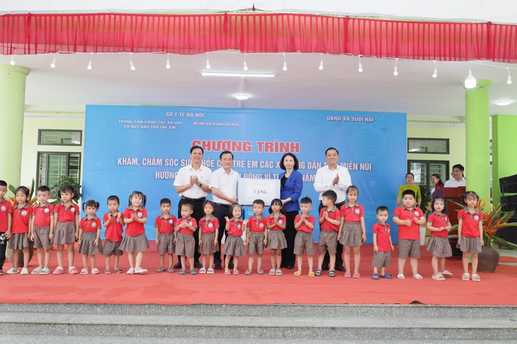 Hà Nội triển khai khám, chăm sóc sức khỏe cho trẻ em các xã vùng dân tộc, miền núi- Ảnh 2.