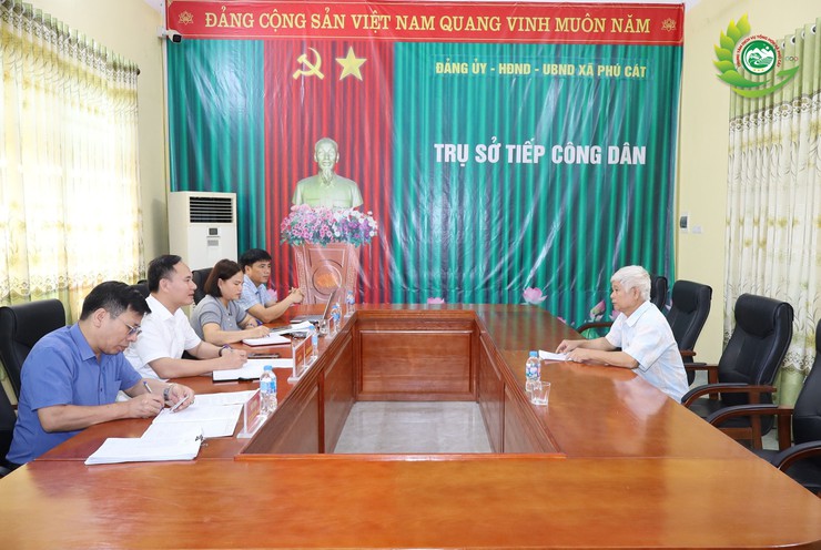 Đồng chí Chủ tịch UBND xã Phú Cát tiếp công dân định kỳ, lắng nghe và giải quyết nhiều kiến nghị của người dân- Ảnh 2.