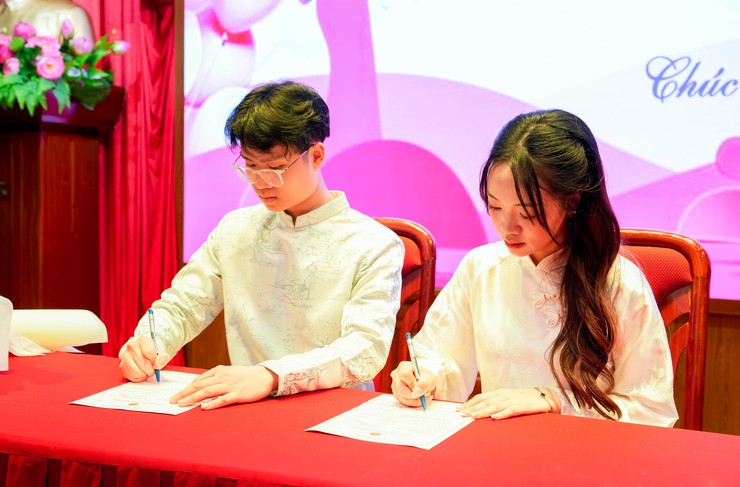UBND XÃ QUỐC OAI TỔ CHỨC LỄ TRAO GIẤY CHỨNG NHẬN KẾT HÔN THEO MÔ HÌNH "CHÍNH QUYỀN THÂN THIỆN, PHỤC VỤ NHÂN DÂN"- Ảnh 2.