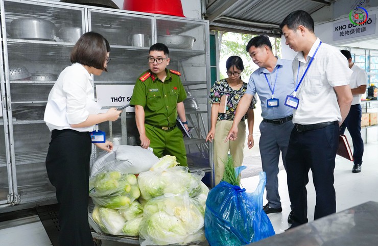 Kiểm tra đột xuất công tác bảo đảm an toàn thực phẩm tại bếp ăn bán trú Trường Tiểu học Sài Sơn A- Ảnh 3.