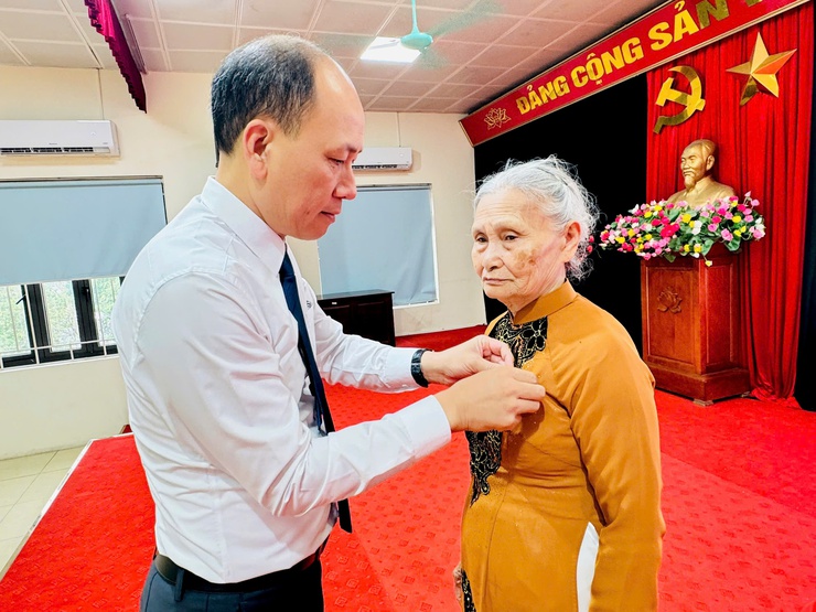 Nam Phù trang trọng trao Huy hiệu Đảng đợt 19/5: Khắc ghi cống hiến, lan toả niềm tin cách mạng- Ảnh 3.