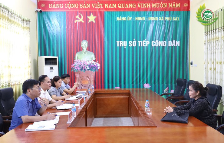 Đồng chí Chủ tịch UBND xã Phú Cát tiếp công dân định kỳ, lắng nghe và giải quyết nhiều kiến nghị của người dân- Ảnh 3.
