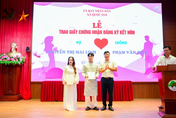 UBND XÃ QUỐC OAI TỔ CHỨC LỄ TRAO GIẤY CHỨNG NHẬN KẾT HÔN THEO MÔ HÌNH "CHÍNH QUYỀN THÂN THIỆN, PHỤC VỤ NHÂN DÂN"- Ảnh 3.