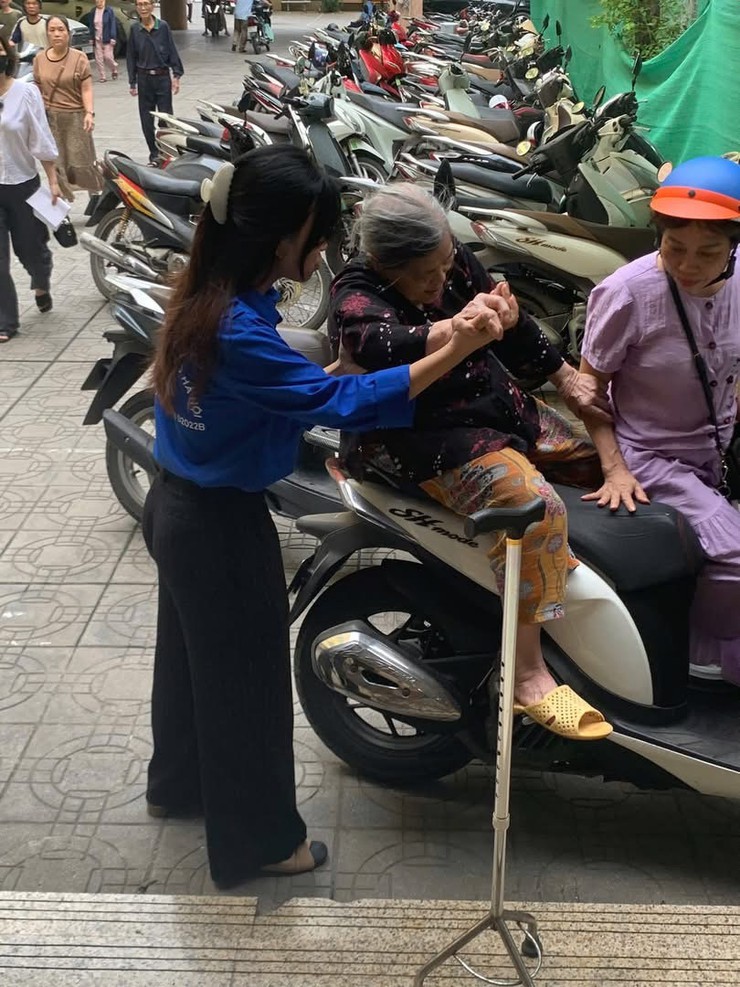 🌟 ĐOÀN THANH NIÊN PHƯỜNG BẠCH MAI THAM GIA HỖ TRỢ NGƯỜI DÂN KÝ ỦY QUYỀN NHẬN LƯƠNG HƯU, TRỢ CẤP CHO NGƯỜI YẾU THẾ 🌟- Ảnh 1.