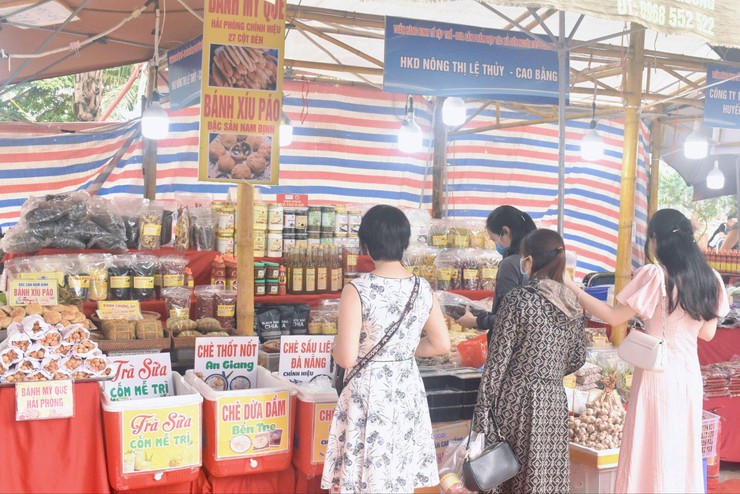 Sôi động “Tuần hàng Kinh tế tập thể - Đưa sản phẩm HTX đến người tiêu dùng Thủ đô năm 2026” tại Công viên Phùng Khoang- Ảnh 3.